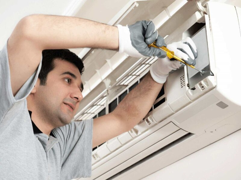 Técnico reparando Aire Acondicionado Mitsubishi