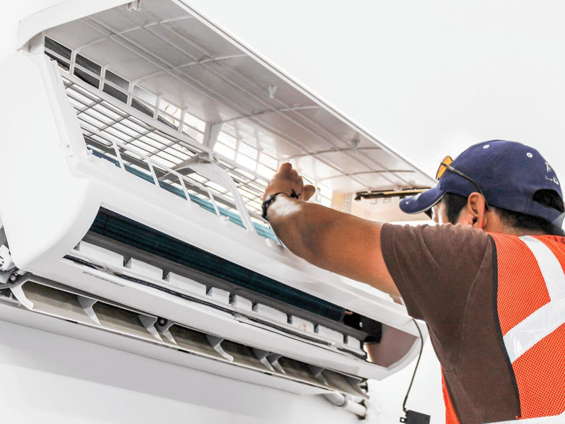 Técnico Instalando Aire Acondicionado Mitsubishi