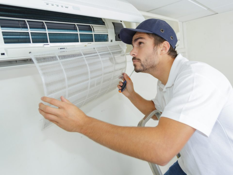 Técnico cambiando filtros de Aire Acondicionado Mitsubishi