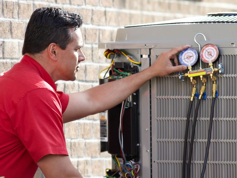 Técnico cargando gas de aire acondicionado Mitsubishi