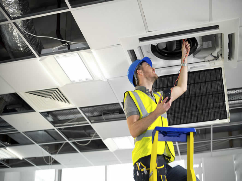 Técnico realizando mantenimiento de aire acondicionado Mitsubishi